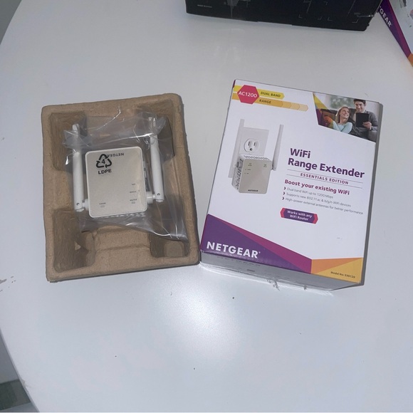 NWT Netgear WiFi Range Extender - Picture 1 of 4